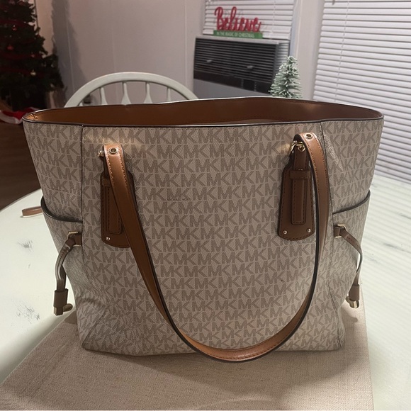 Selling my Michael Kors Purse and Wristlet - Picture 2 of 6